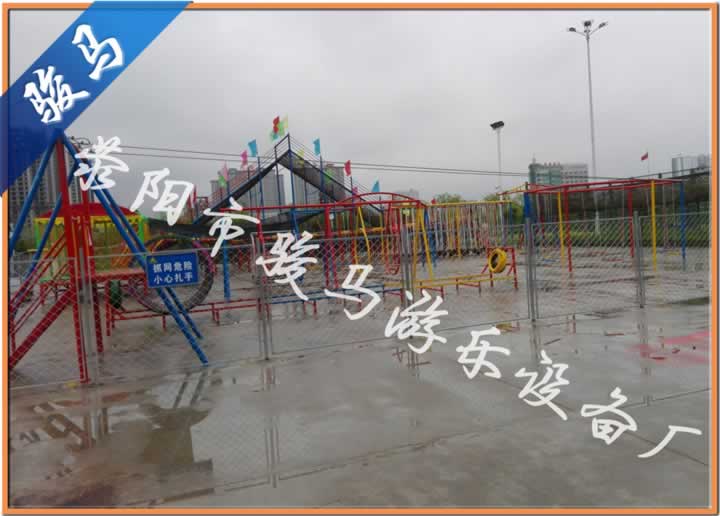 广场上的儿童户外体能拓展乐园